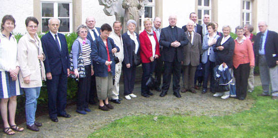 Erzbischof Becker, Paderborn, und die Pilgergruppe