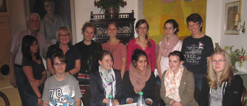 Schülerinnen, begleitende Lehrerin und Vertreter des Komitees bei einem Vorbereitungstreffen im Elternhaus von Franz Stock.