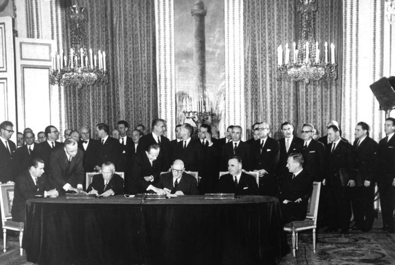 Unterzeichnung Elysée-Vertrag (Quelle: Wikipedia)
