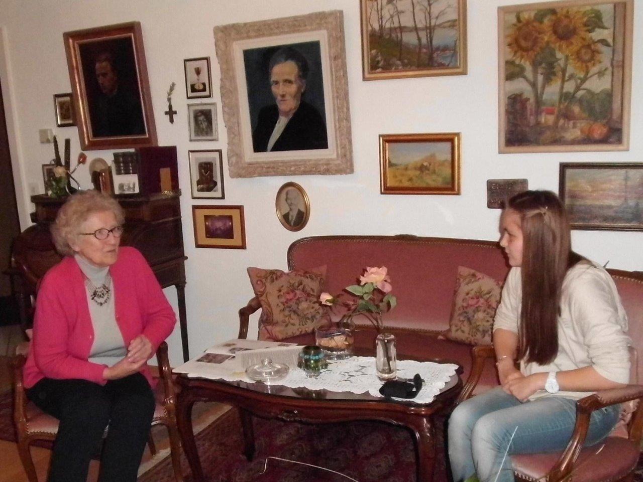 Foto: Julia Gregori im Gespräch mit Theresia Stock, jüngste Schwester von Franz Stock