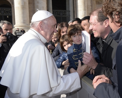 Papst Franziskus erhält Franz Stock Biographie Foto: © L'Osservatore Romano