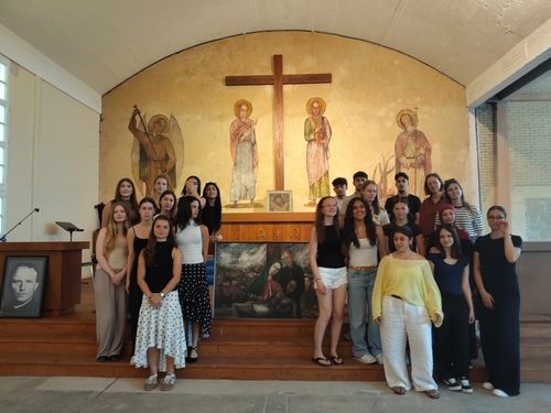 SchülerInnen des Franz-Stock-Gymnasiums im Stacheldrahtseminar Chartres