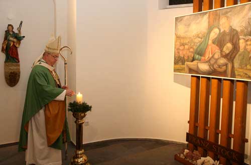 Erzbischof Hans-Josef Becker entzündete in einer Kapelle der Pfarrkirche St. Johannes Baptist in Neheim eine Kerze. Dort findet sich ein Bild, das Abbé Franz Stock als Erinnerung an das „Priesterseminar hinter Stacheldraht“ selbst gemalt hat.
