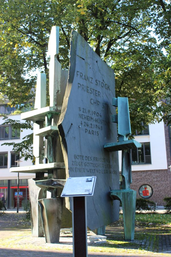 Eine neue Informationssäule am Franz-Stock-Denkmal erläutert allen Interessierten dessen Bedeutung
