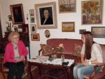 Foto: Julia Gregori im Gespräch mit Theresia Stock, jüngste Schwester von Franz Stock