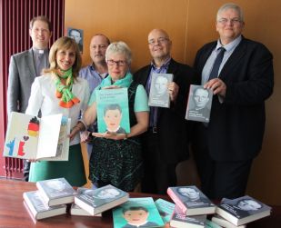 Foto: Pfarrer Stephan Jung, Vorsitzender des Franz-Stock-Komitees / Helga S&ouml;lken, Franz-Stock-Gymnasium / Jochen Krautstein, Fachdienstleiter &bdquo;Schule&ldquo; / Sigrid Engler, Stadtb&uuml;cherei Neheim / Peter Kleine, Fachbereichsleiter &bdquo;Kultur, Sport, Weiterbildung, Tourismus&ldquo; / B&uuml;rgermeister Hans-Josef Vogel (Foto: Pressestelle Stadt Arnsberg)