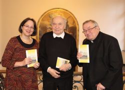 Vorstellung der Erinnerungen an das Priesterseminar f&uuml;r Kriegsgefangene in Orl&eacute;ans und Chartres (v.l.n.r.): Barbara Nichtwei&szlig;, Domkapitular Josef Seuffert und Kardinal Karl Lehmann.  &copy; Bistum Mainz / Blum