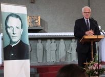 Ministerpr&auml;sident a.D. Professor Dr. R&uuml;ttgers w&uuml;rdigte Leben und Wirken von Abb&eacute; Franz Stock in der Heimkehrer-Dankeskirche Bochum.